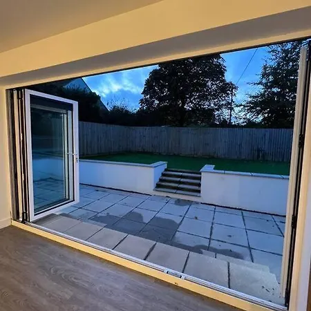 White 3 Bed Bungalow With En-Suite And Parking Winford Exterior photo