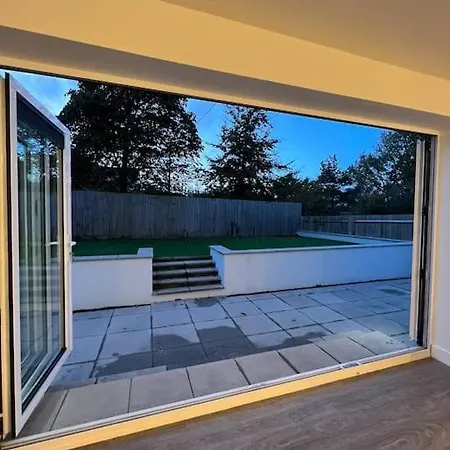 White 3 Bed Bungalow With En-Suite And Parking Winford Exterior photo