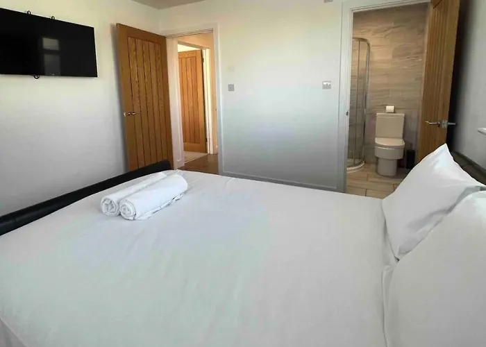 White 3 Bed Bungalow With En-Suite And Parking