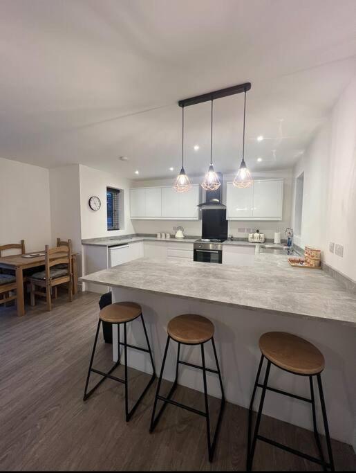 White 3 Bed With En-suite And Parking Apartment *