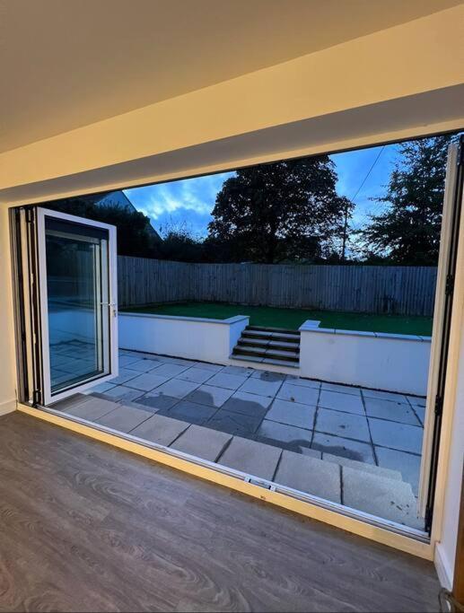 Apartment White 3 Bed With En-suite And Parking