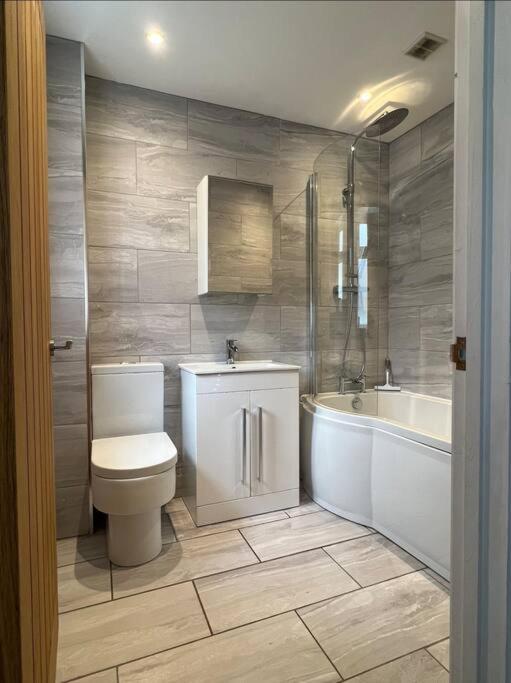 White 3 Bed With En-suite And Parking * Winford