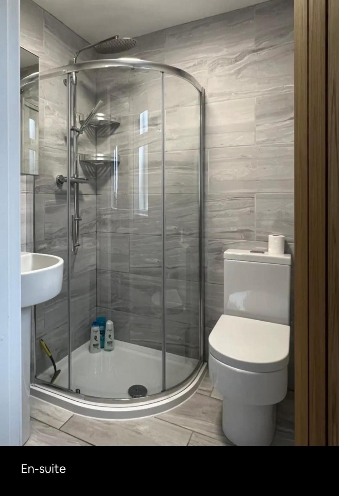Apartment White 3 Bed With En-suite And Parking *