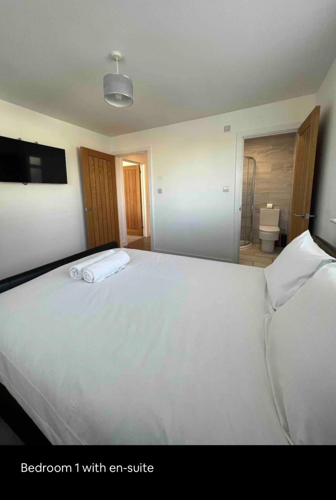White 3 Bed With En-suite And Parking Apartment