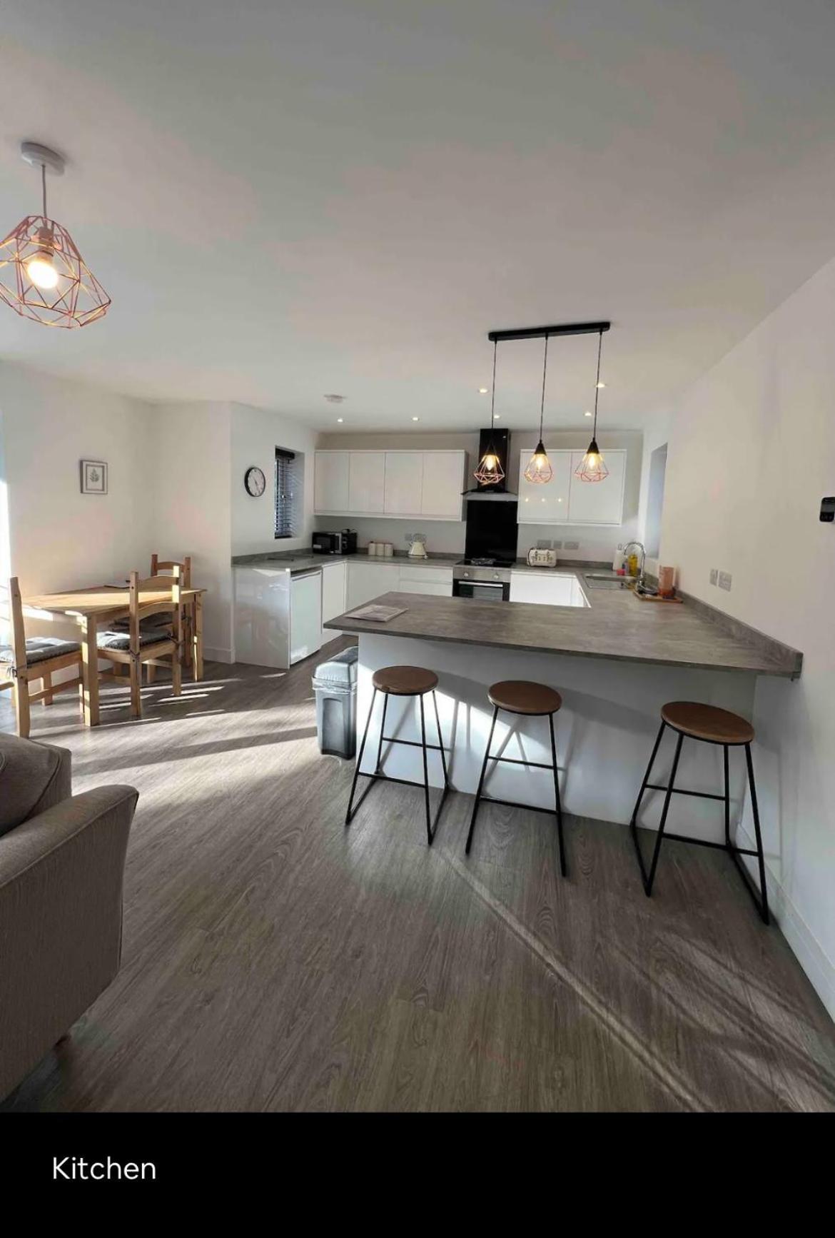 White 3 Bed With En-suite And Parking
