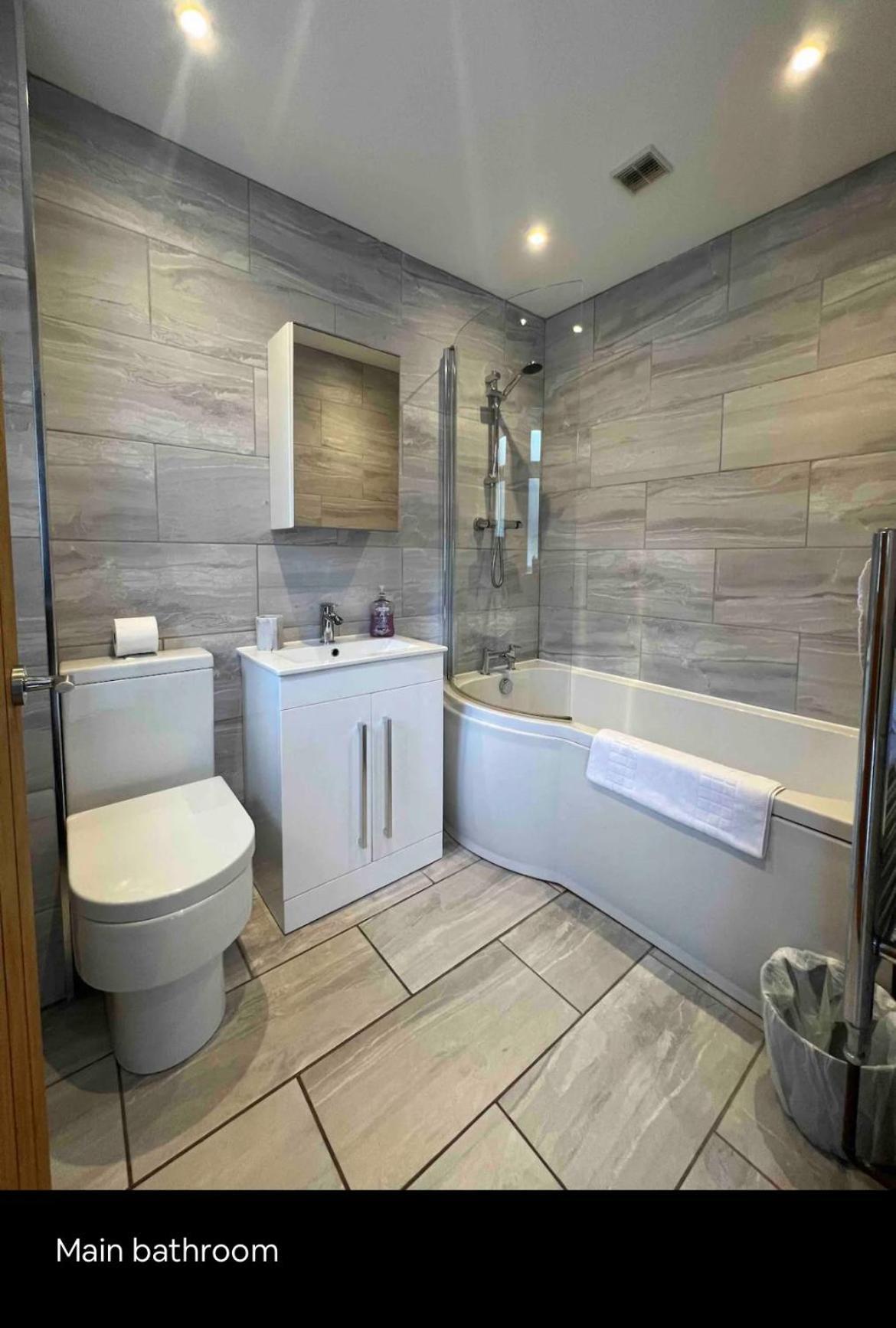 Apartment White 3 Bed With En-suite And Parking Winford