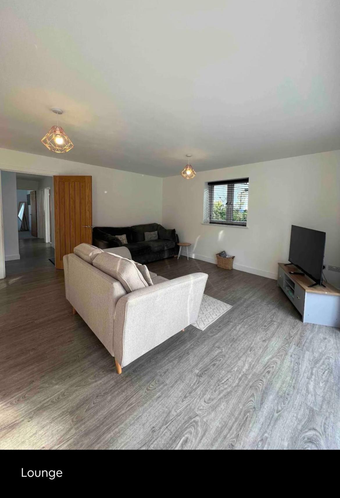 Apartment White 3 Bed With En-suite And Parking *