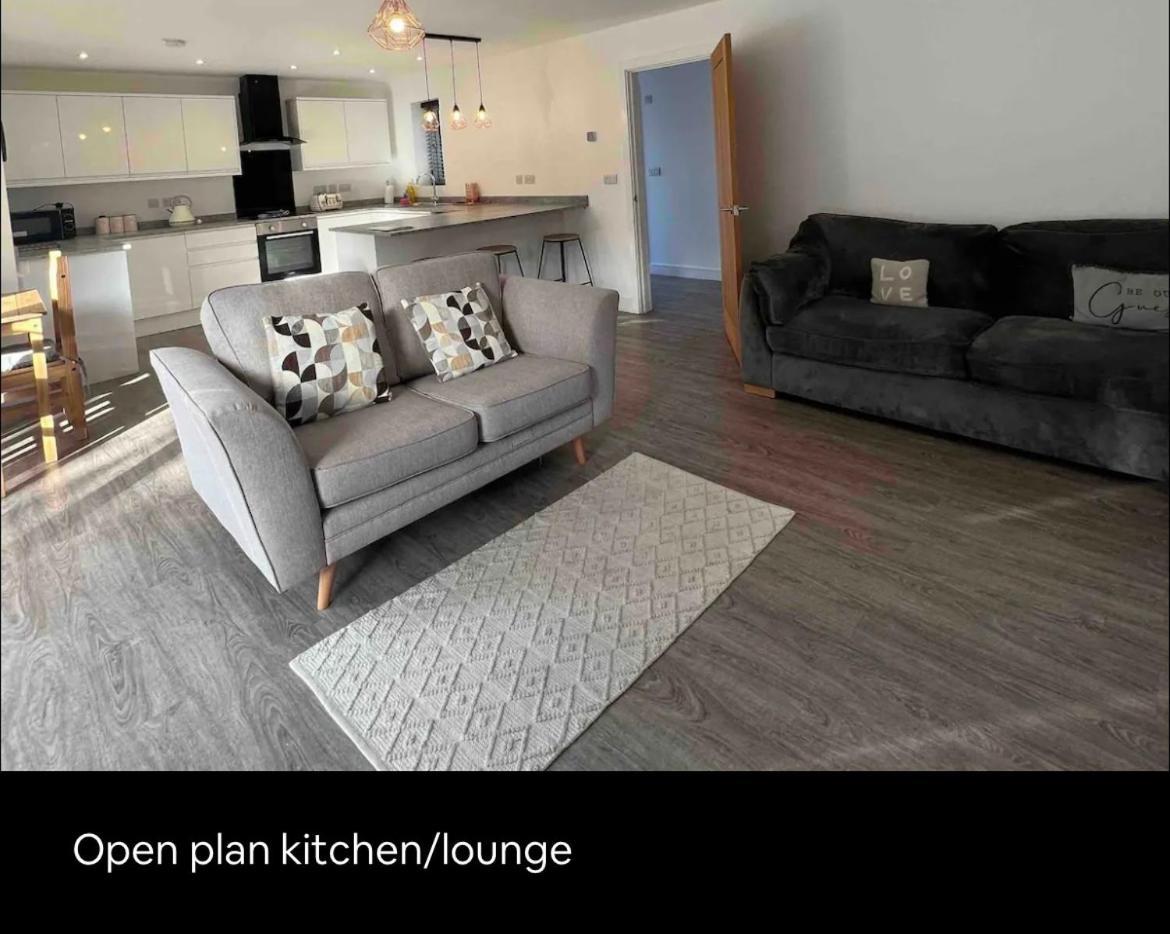 Apartment White 3 Bed With En-suite And Parking *